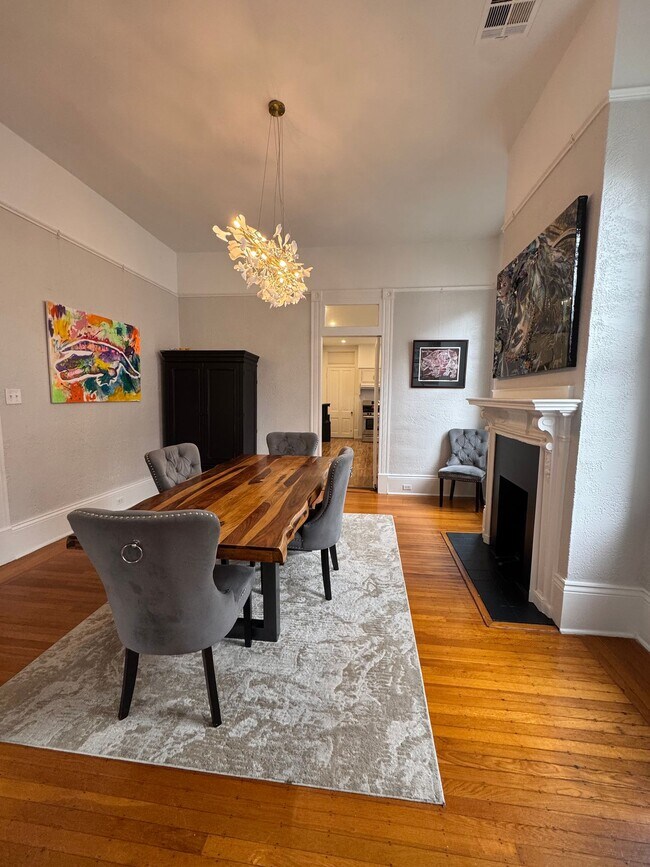 Foto del edificio - Spacious 4bed/ 3bath home located in the heart of Uptown - Partially furnished ***