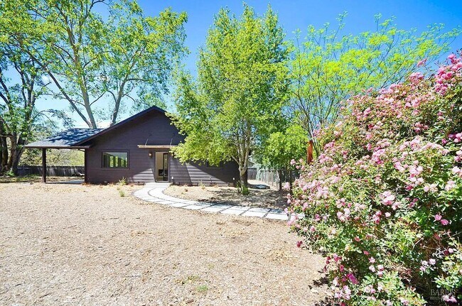 Foto del edificio - 9554 Los Guilicos Ave