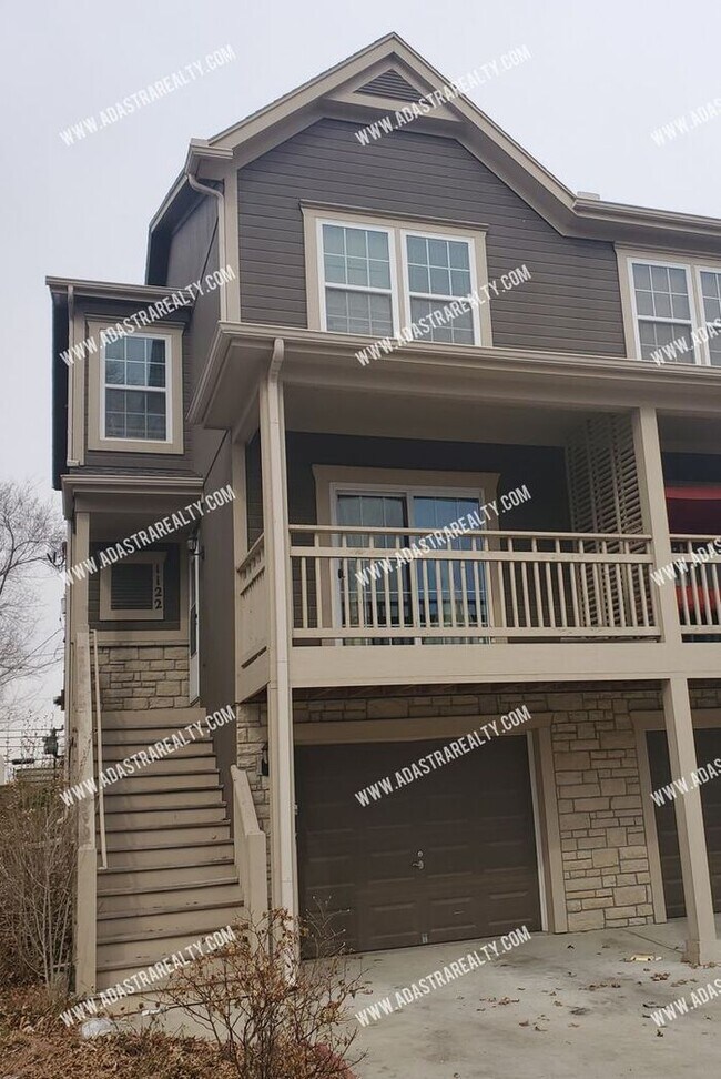 Foto del edificio - Beautiful Updated Townhome in Downtown KCK-Coming SOON!!