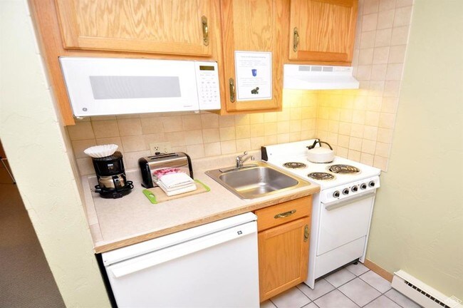 Building Photo - 555 E Lionshead Cir