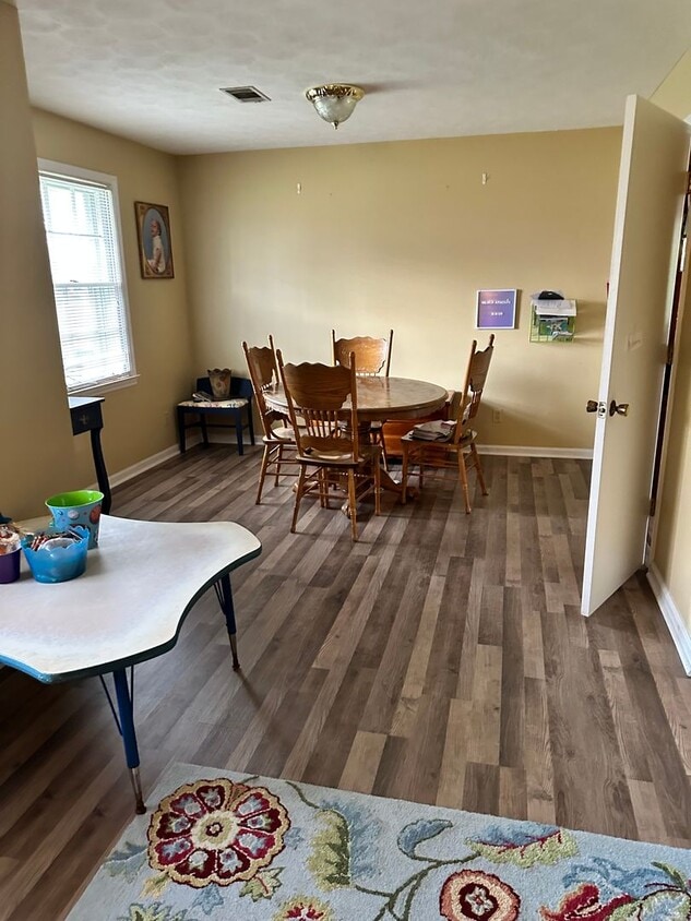 Building Photo - 2 Bed/1 Bath House