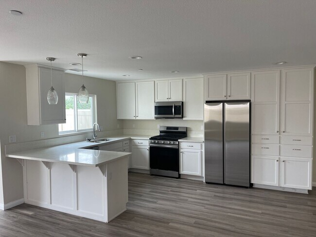 Building Photo - 4 bedrooms townhome in Chula Vista CA
