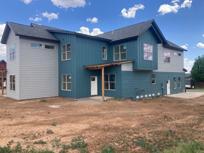 Building Photo - 3 Bedroom, 2  Bath Duplex with Fenced Yard...