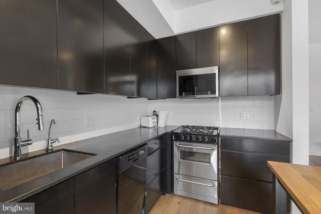 Building Photo - 2228 Frankford Ave