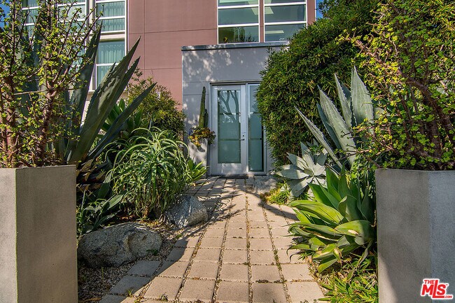 Foto del edificio - 711 Westbourne Dr