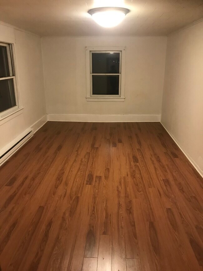 Foto del edificio - 325 E Main St