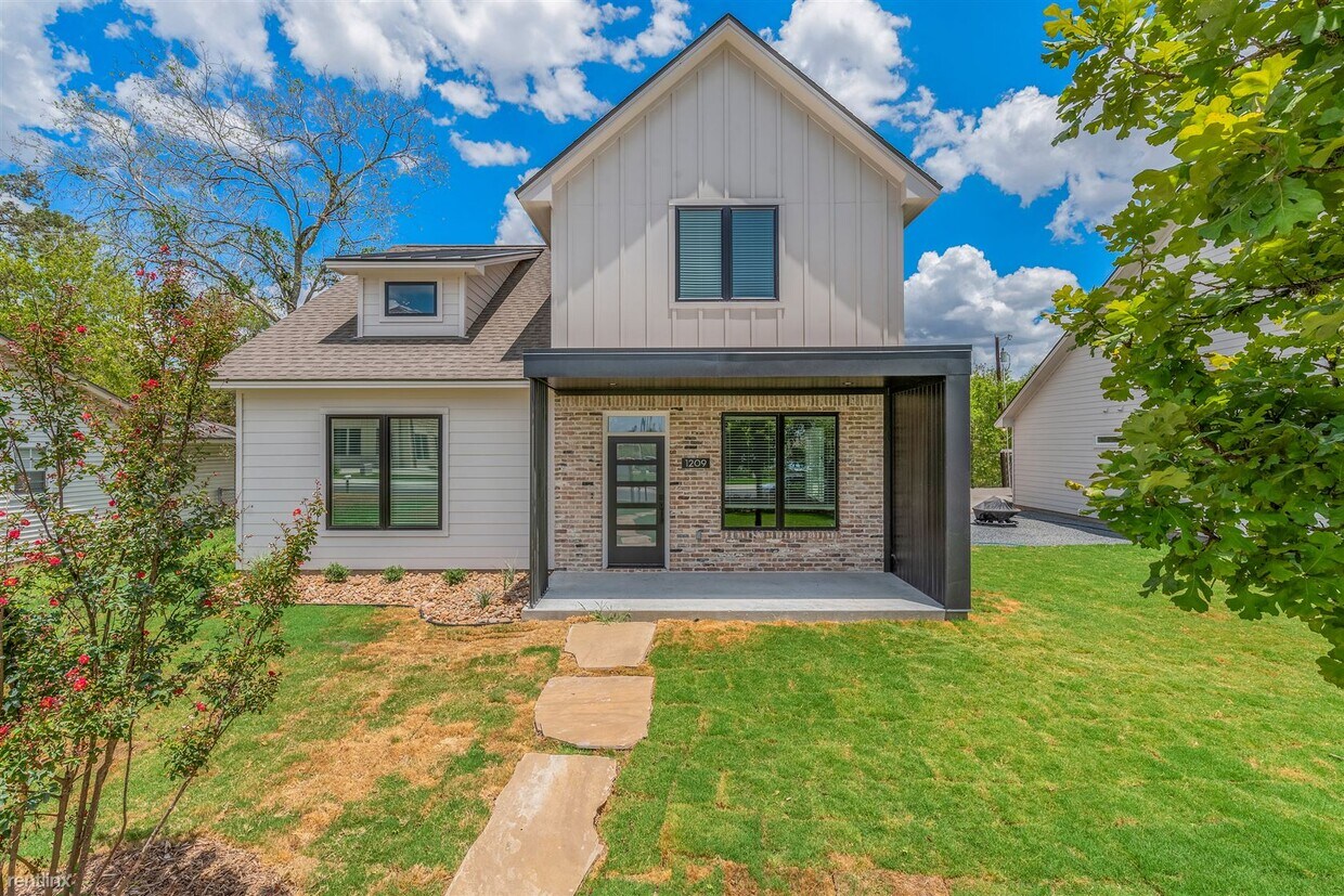 4 br, 4.5 bath House 1211 Foster Ave House Rental in College