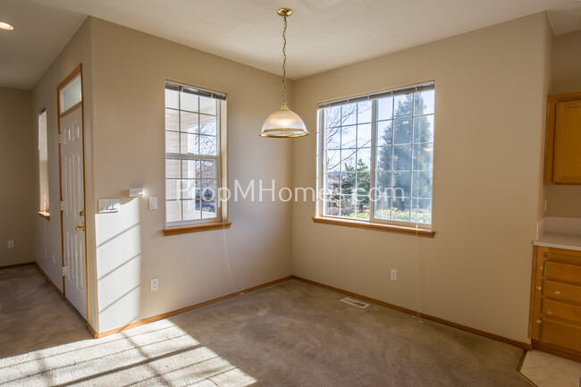 Foto del edificio - Cozy Three Bedroom Happy Valley Townhome!