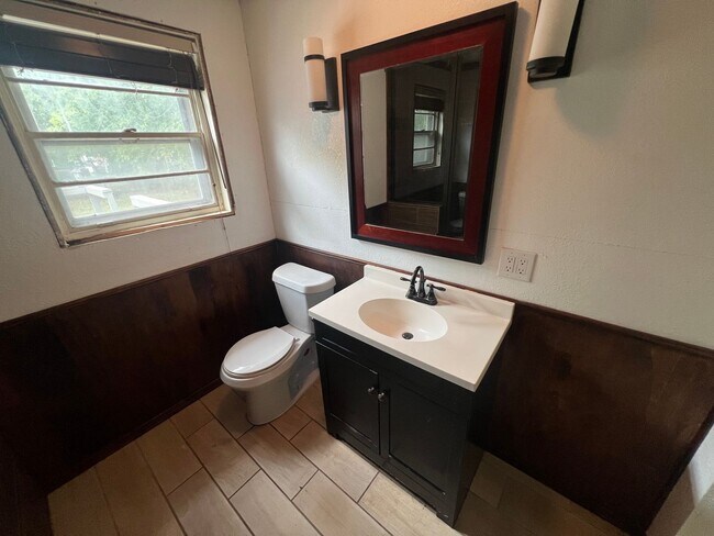 Building Photo - 3 Bedroom Home Close to Campus