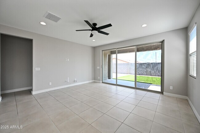 Foto del edificio - 24139 W Hess Ave
