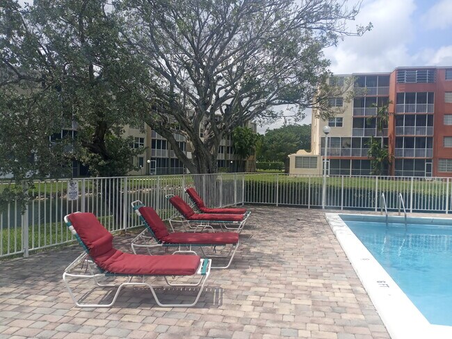 Foto del edificio - 1710 NE 191st St