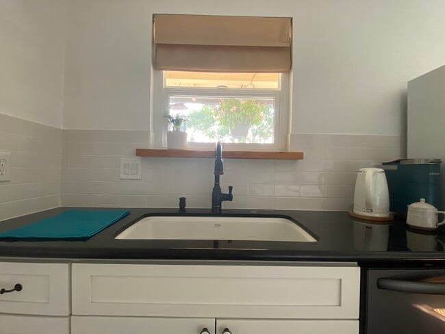 Big sink + nice garden view - 4209 Robertson Ave