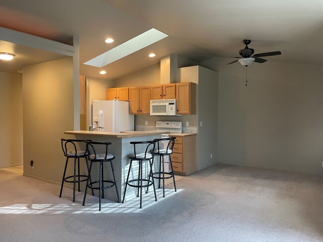 Building Photo - Now renting 2 bedroom Condo upstairs