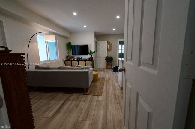 Building Photo - 2 br, 1 bath House - 1027 SW 13th Ct # 1027