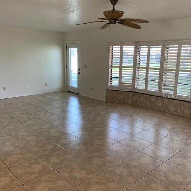 Building Photo - Located in the heart of Port Charlotte clo...