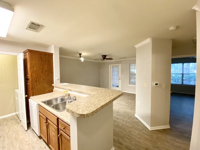 Foto del edificio - First Floor, One Bedroom Condo at the Reserve at Woodbridge.