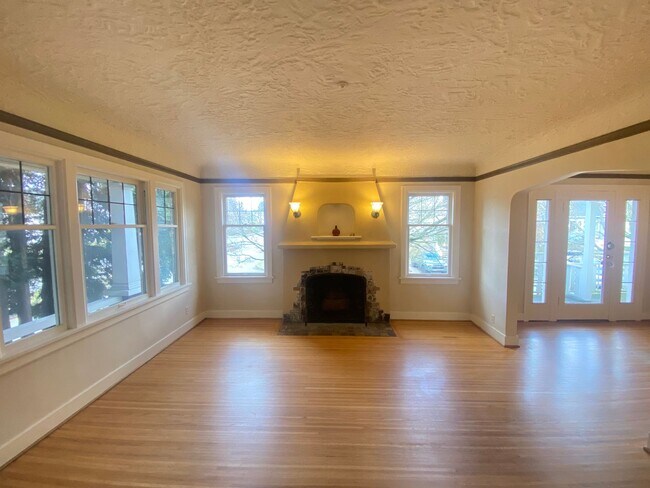 Foto del edificio - Great location! cute bungalow!