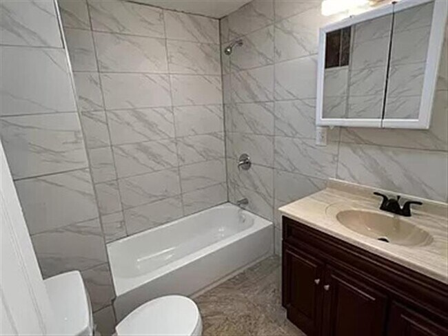 Building Photo - Comfortable home a10