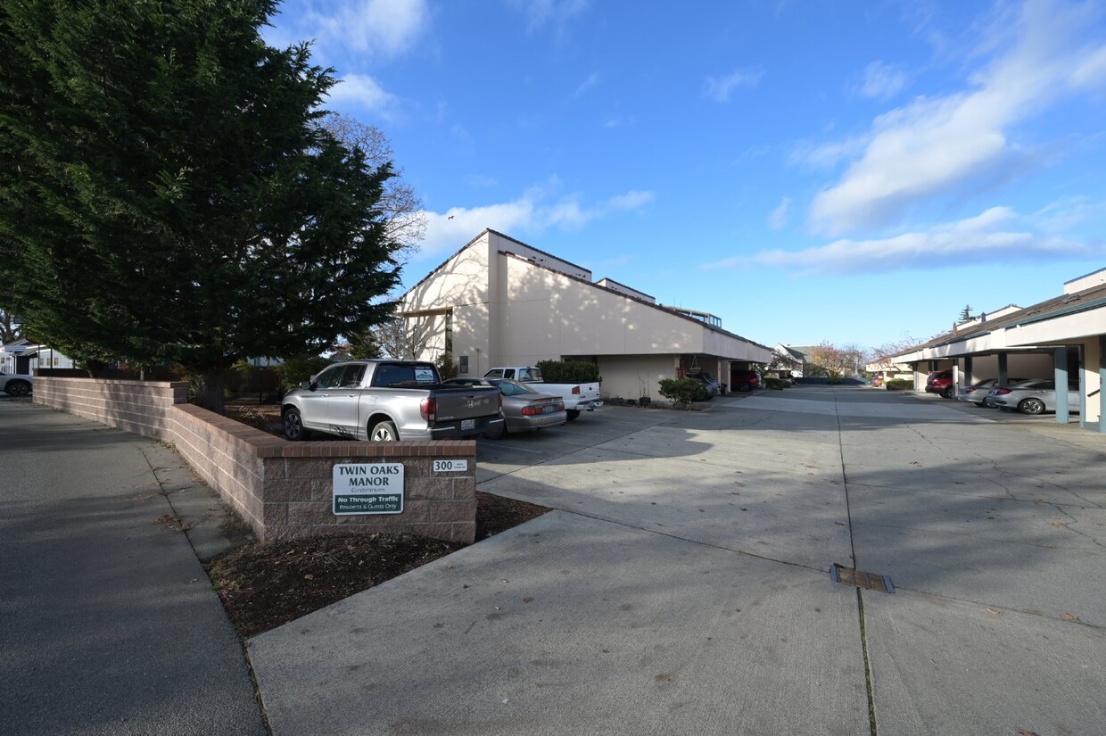 Foto principal - 2 bed 2.5 bath condo in the heart of Sequim!