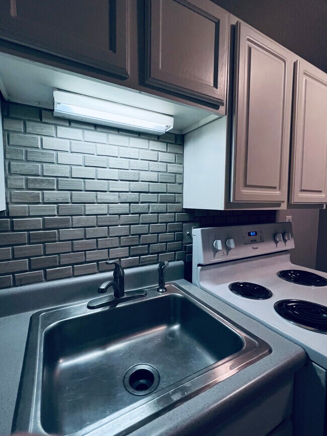 Building Photo - 102 Karl Brown Way