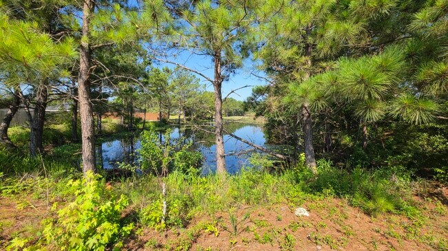 Foto del edificio - 588 Brushwood Dr