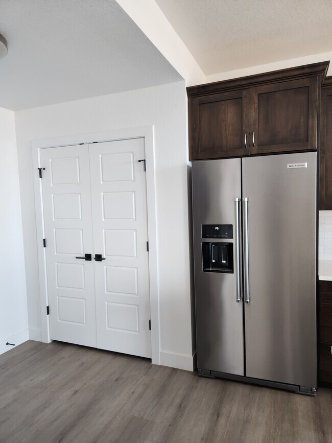 Stainless appliances - 5035 Grosbeak St