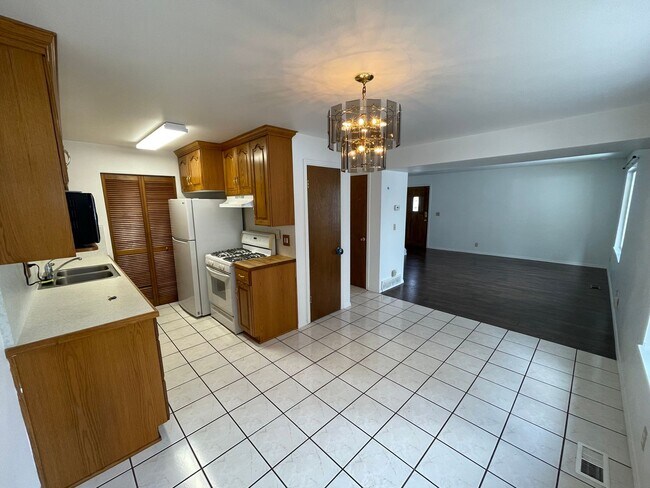 Building Photo - Townhome in Beautiful Gated community with...