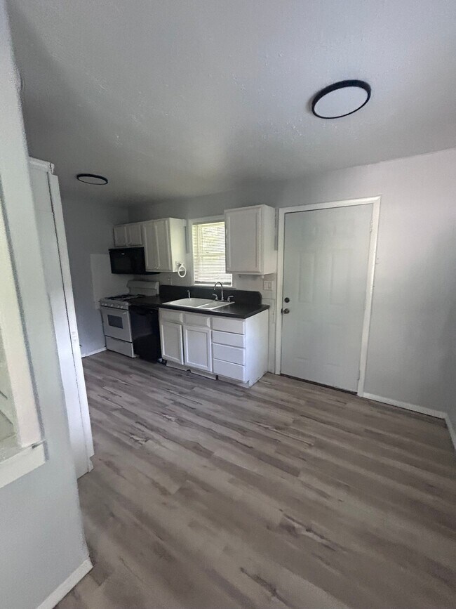 Foto del edificio - 7534 Blanding Dr