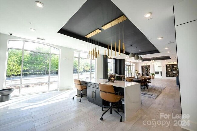 Foto del edificio - 425 W Trade St