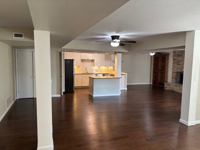 Amplia sala de estar abierta - 4715 Ranch View Rd