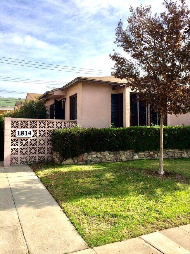 Building Photo - 1814 N Hollywood Way