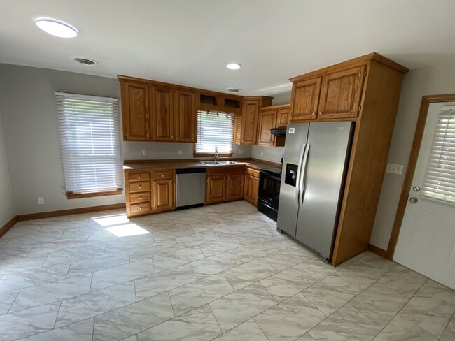 Building Photo - 3 bed 2 bath home