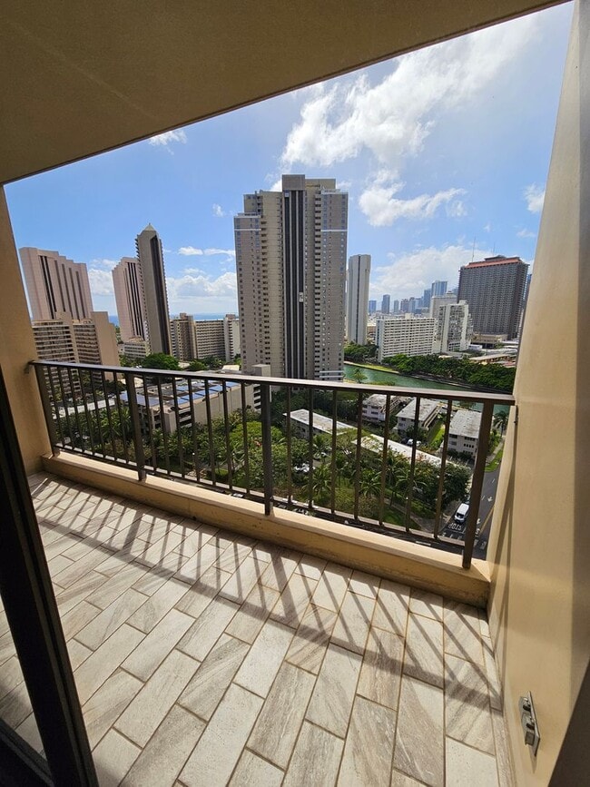 Building Photo - Condo with Lanai, Pool & Prime Location