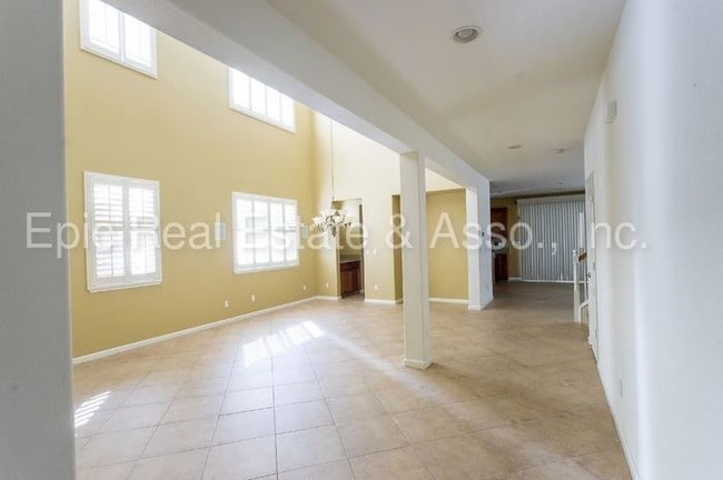 Building Photo - 316 W Verano Way