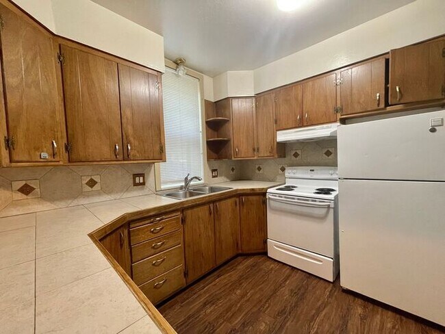 Foto del edificio - Beautiful 3 Bed 1.5 Bath Townhome in a Ren...