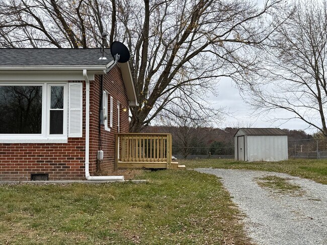 Foto del edificio - Dublin Brick home Three Bedroom, One Bathroom available Now