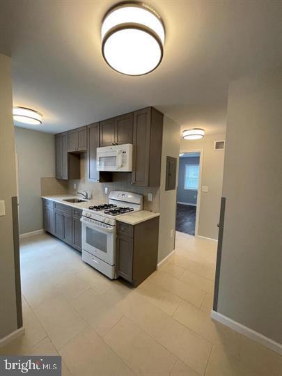 Foto del edificio - 140 Moffatt Ave