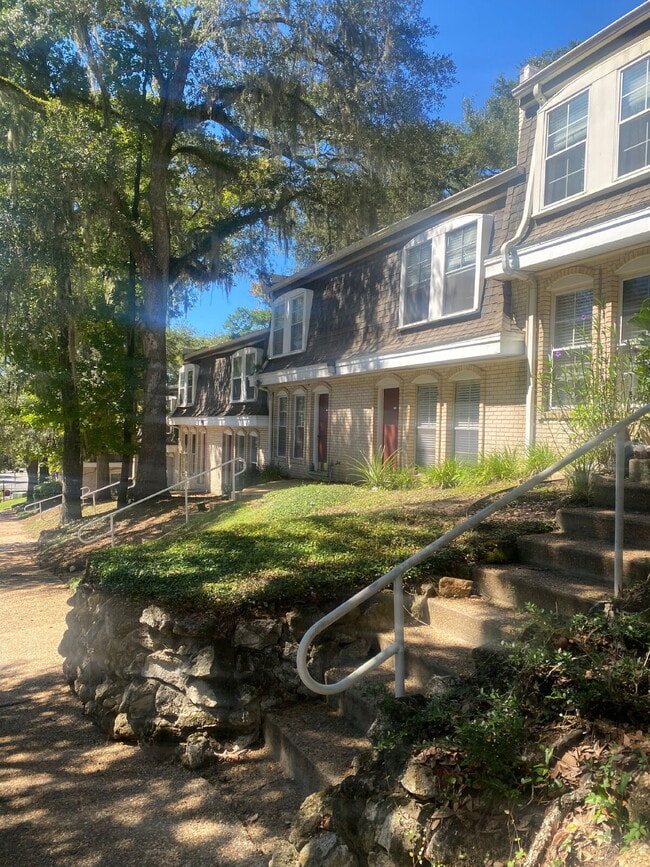 Gorgeous 2 Bedroom 1.5 Bathroom Condo With Stunning Flooring! AMAZING DEAL. - Gorgeous 2 Bedroom 1.5 Bathroom Condo With Stunning Flooring! AMAZING DEAL.