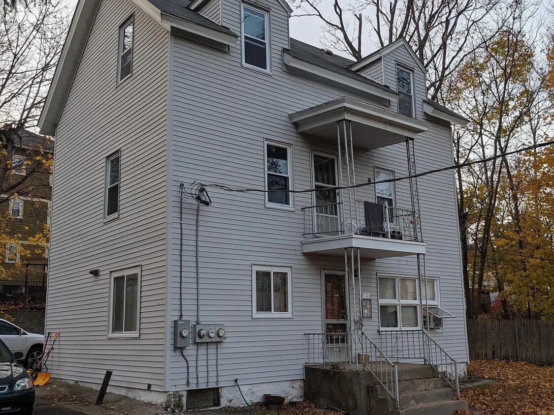27 Montcalm St Unit 3rd, Woonsocket, RI 02895 Apartments in