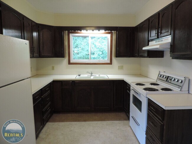 Foto del edificio - Upper Duplex off Pinnacle--Close to Campus!