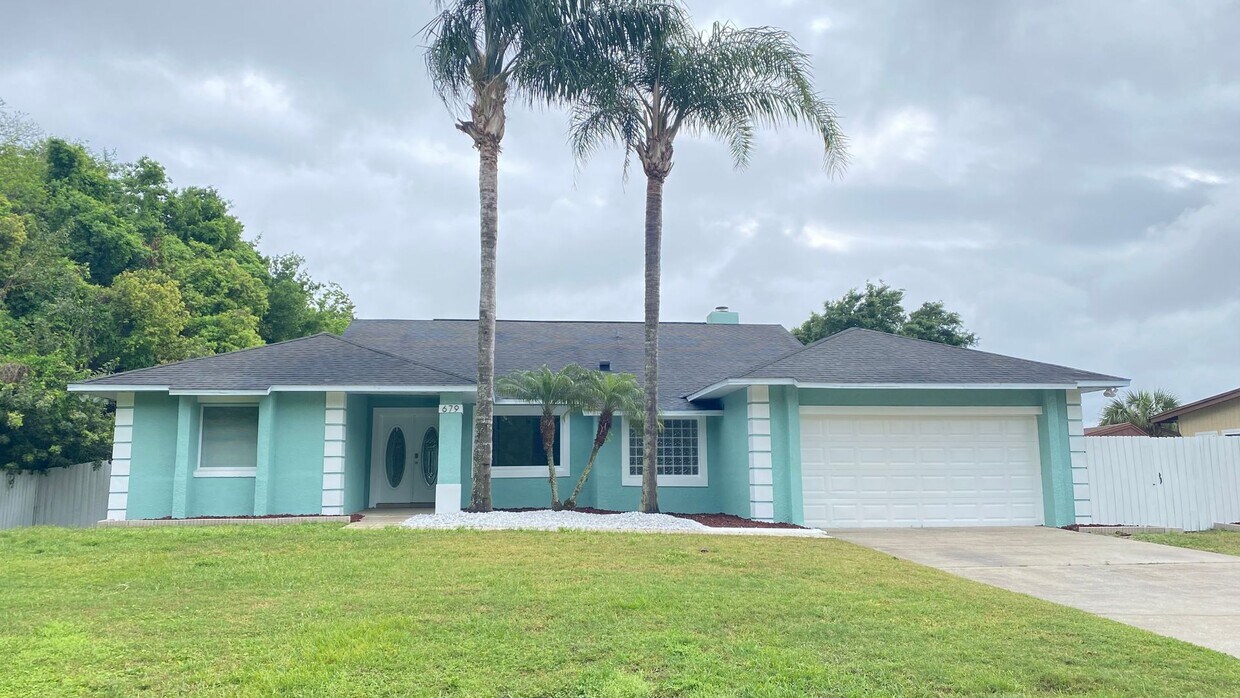Foto principal - 4 Bedroom, 2.5 Bath Pool Home!