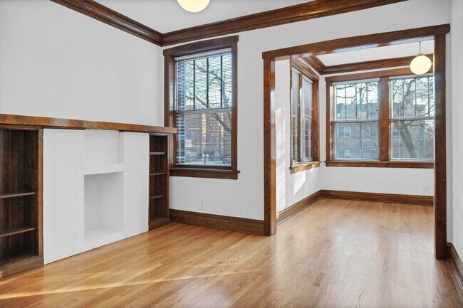 Building Photo - 1402 W Warner Ave