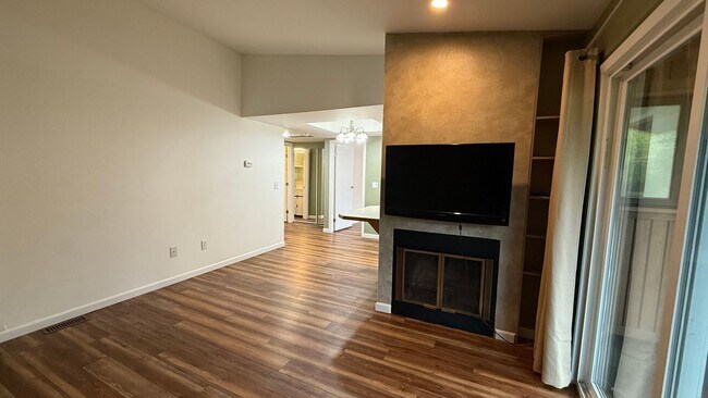Foto del edificio - Well Maintained Top Floor 2 Bed/2 Bath Condo W/Garage Space. Call Today!