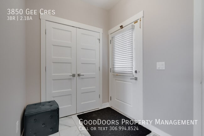 Building Photo - 3850 Gee Cres