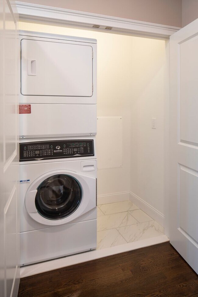 Foto del interior - North Washington Square @ Hickory: In-Unit Washer & Dryer, Cold Water, Fitness Center, Sauna, Bar...