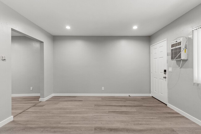 Building Photo - 113 S Lillie Ave