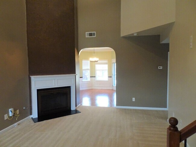Building Photo - Prime Newnan location, close to everything...
