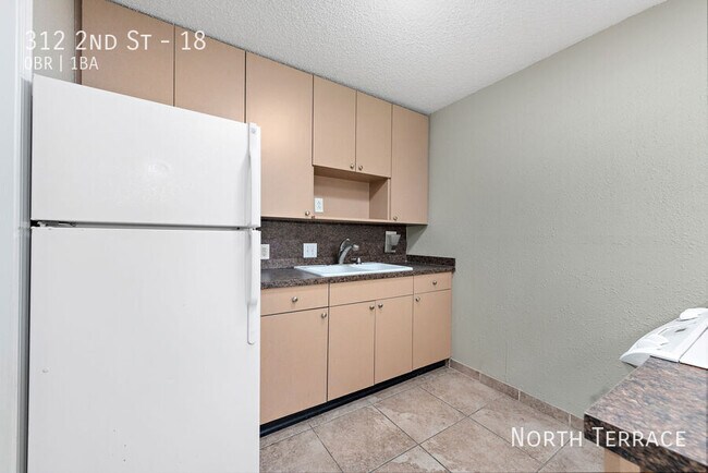 Foto del edificio - Cozy & Charming Studio Apartment in the He...