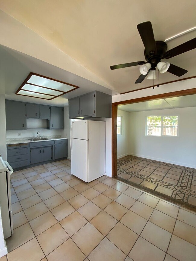 Foto del edificio - 3 Bed/1 Bath with Large fenced yard in central Paso Robles near Highschool!