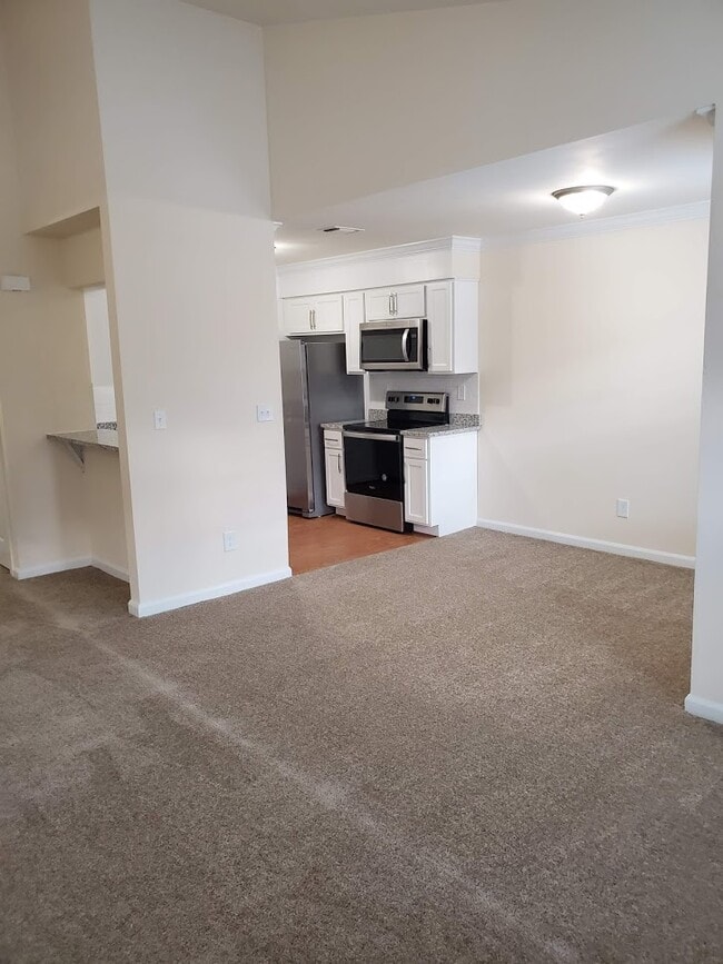 Upstairs Garden Apartment - Lake Princess Anne Apartments